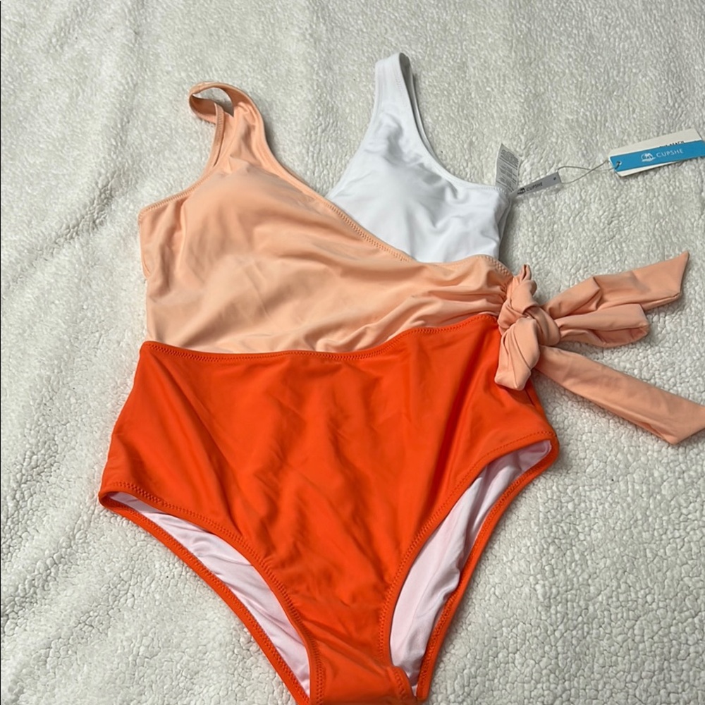 Cupshe One Piece Orange and White Swimsuit with Sleek Design